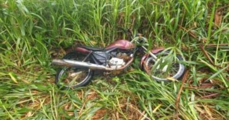 Moto com registro de furto é recuperada caída em matagal pela PM em Timbó