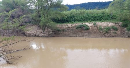 Carro cai em ribanceira e submerge no Rio Itajaí do Sul em Rio do Sul