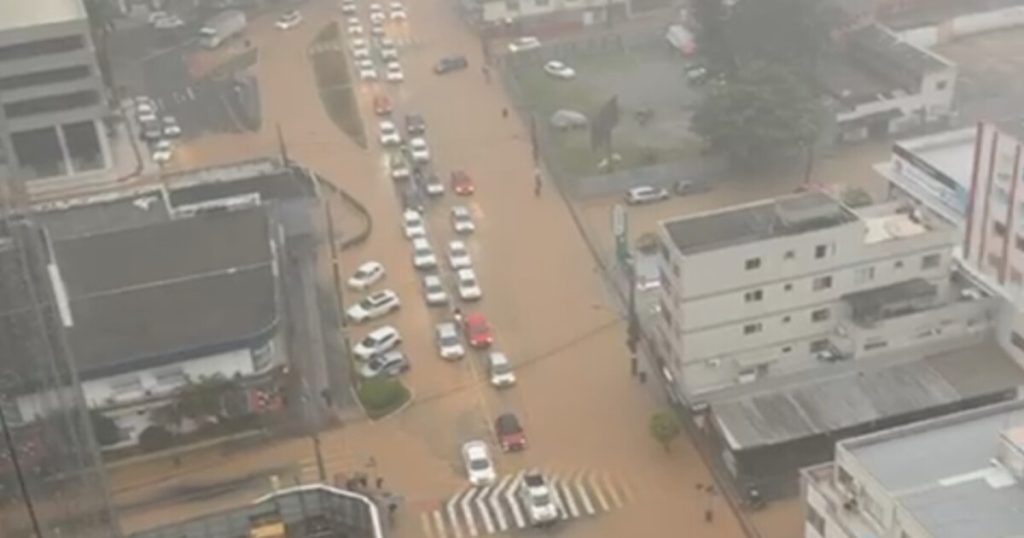 Fortes chuvas causam transtornos e alagamentos em Balneário Camboriú