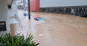 Chuvas fortes deixam rastro de danos no litoral catarinense, com alerta para novos temporais