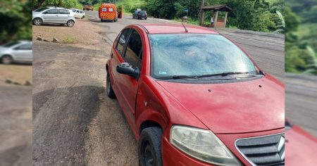 Acidente entre carro e moto deixa 2 feridos em Rodeio