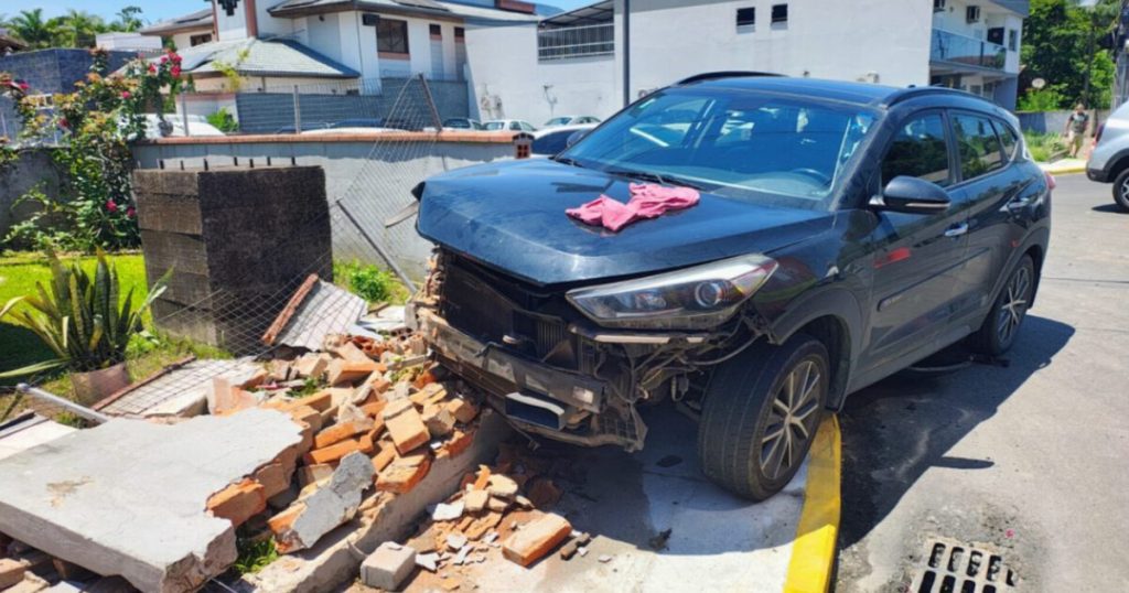 Acidente em Jaraguá do Sul deixa ciclista ferido após colisão envolvendo 3 veículos