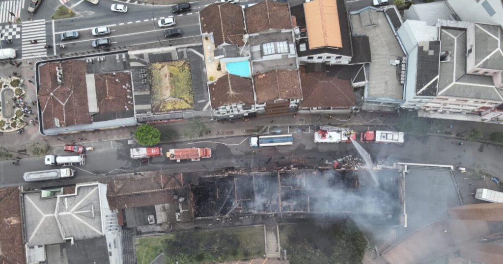 Incêndio destrói complexo de lojas em Blumenau e combate dura mais de 7 horas