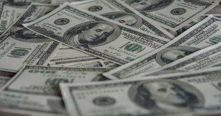 Dólar recua e atinge menor valor desde novembro, influenciado por declarações de Trump