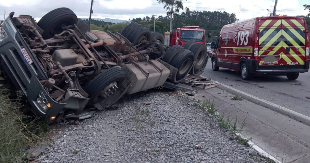 Carreta carregada de beterrabas tomba na BR-470, em SC; carga não é saqueada