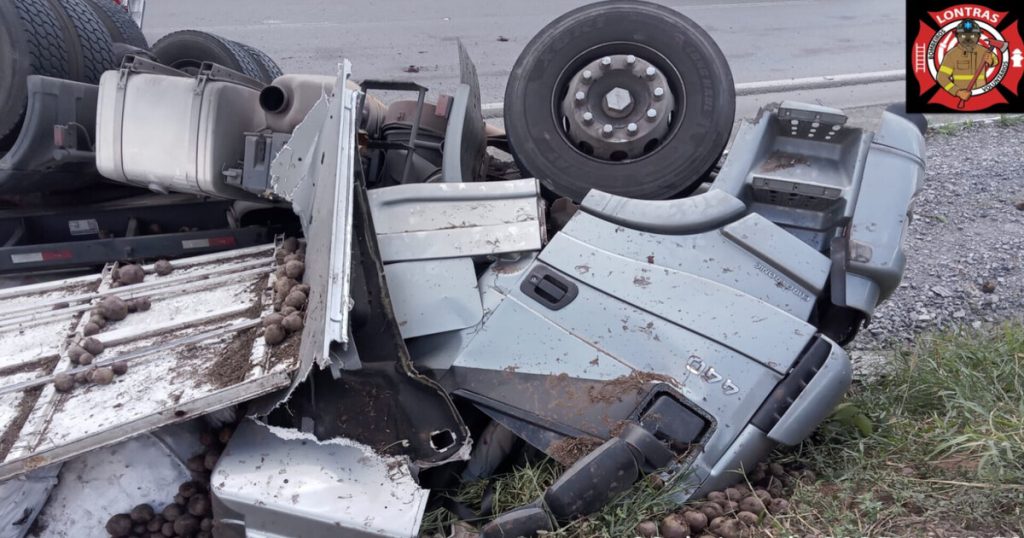 Carreta carregada de beterrabas tomba na BR-470, em SC; carga não é saqueada