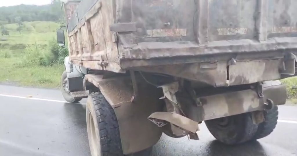 Morador socorre motorista após acidente com caminhão em Rio dos Cedros