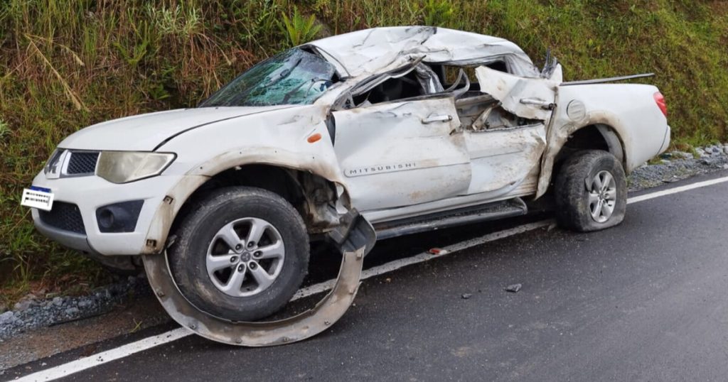 Morador socorre motorista após acidente com caminhão em Rio dos Cedros