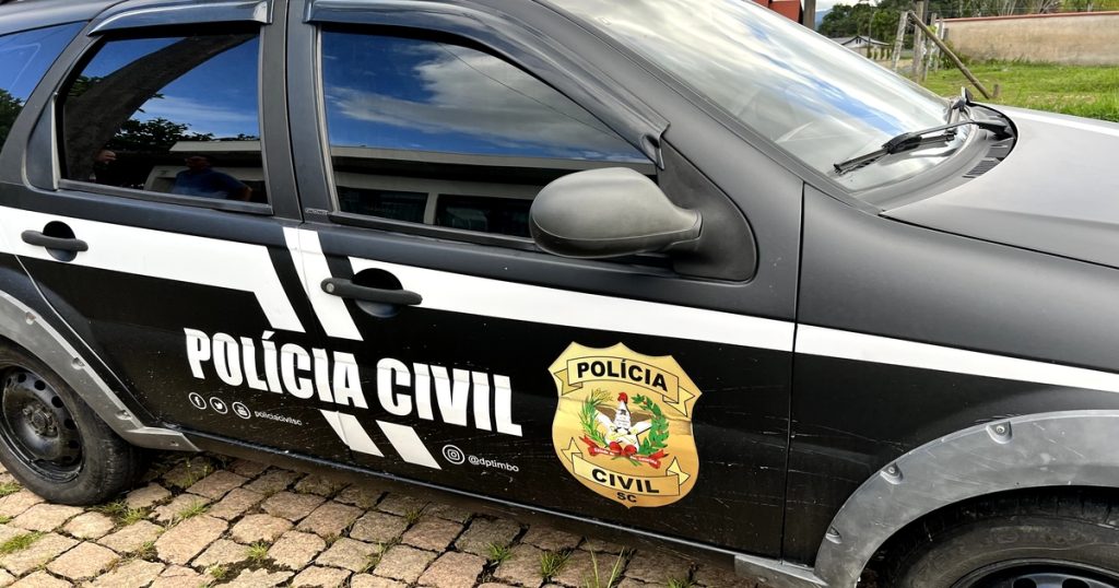 Homem se masturba enquanto observa policial e é preso em Brusque