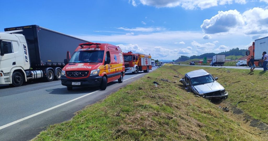 Adolescente fica ferido após capotamento na BR-470 em Gaspar; motorista fugiu do local