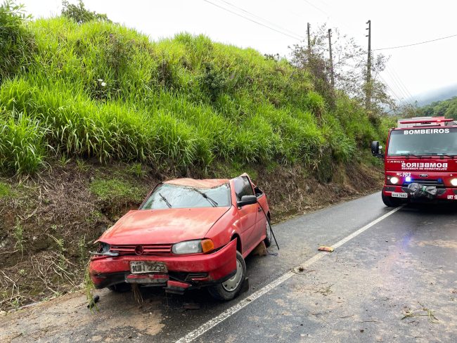 Mulher é hospitalizada após colidir contra um barranco e capotar na SC-110 em Pomerode