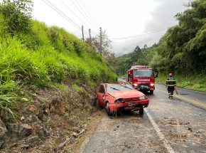 Mulher é hospitalizada após colidir contra um barranco e capotar na SC-110 em Pomerode