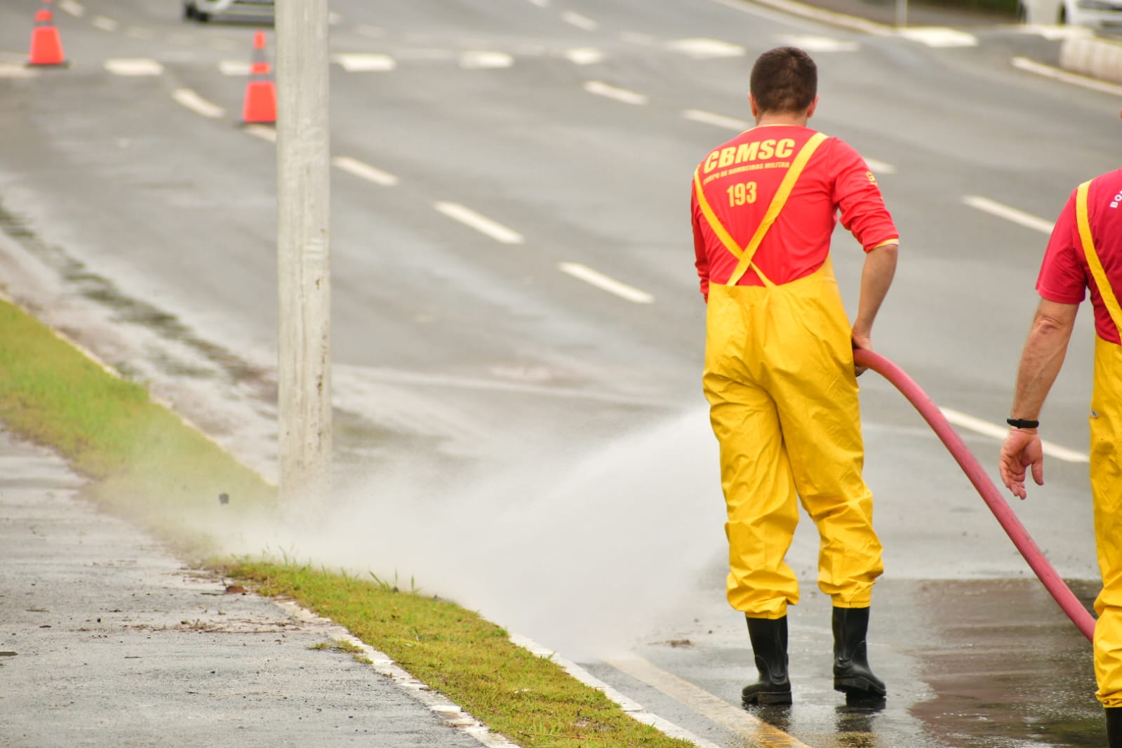 Jorginho Mello nega falhas da Defesa Civil após temporais deixarem 10 cidades em estado de emergência em Santa Catarina