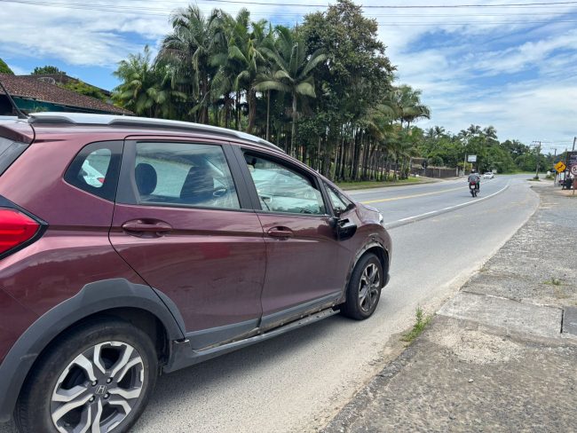 Mulher fica ferida em acidente com dois carros e moto na SC-241