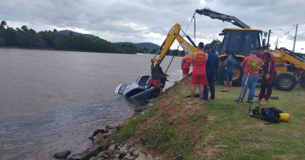 Homem morre em acidente na SC-415 após bater em poste e cair no rio