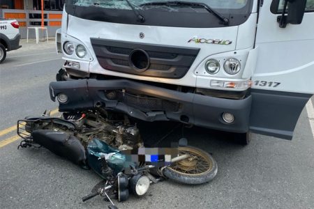 Acidente entre moto e caminhão mata dois em Blumenau