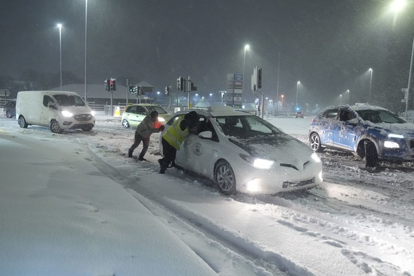 Tempestade de gelo e neve paralisam Estados Unidos e Europa com frio intenso