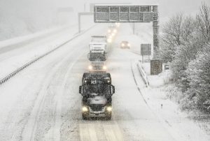 Tempestade de gelo e neve paralisam Estados Unidos e Europa com frio intenso