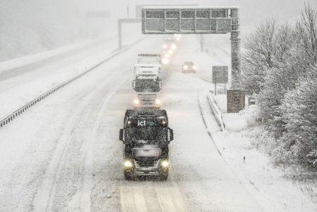 Tempestade de gelo e neve paralisam Estados Unidos e Europa com frio intenso