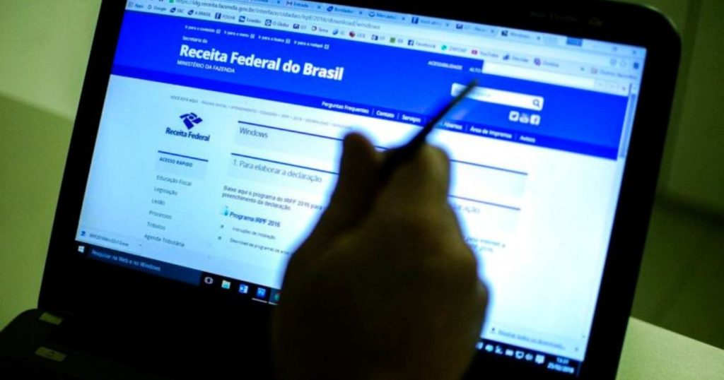 Nova norma da Receita Federal amplia controle sobre operações com cartões e Pix acima de R$ 5 mil