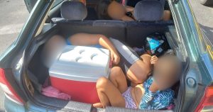 PRF acaba com alegria de família que ia para a praia com crianças no porta-malas na BR-101