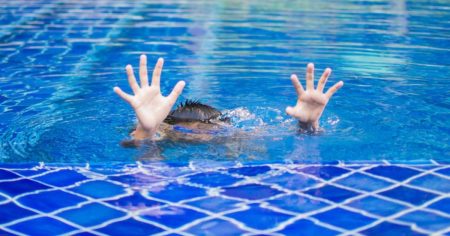 Menina fica submersa por 4 minutos e morre afogada em piscina em SC