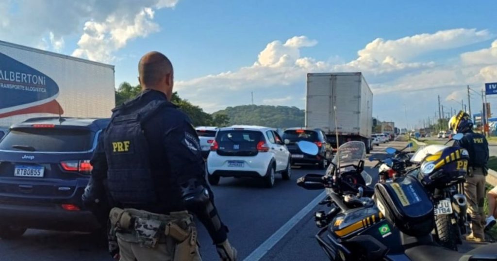 Operação Rodovida: PRF flagra mais de 600 motoristas usando acostamento em SC