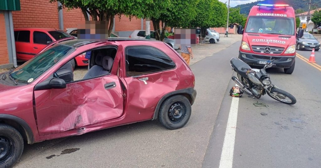 Motociclista de 24 anos fica ferido após bater contra carro em Presidente Getúlio