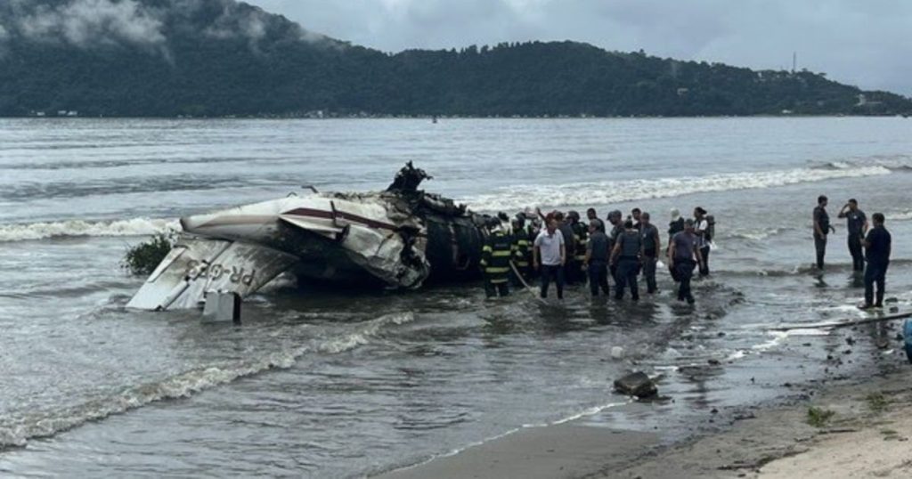 Tragédia aérea: Avião explode em praia de SP e deixa pelo menos 2 mortos