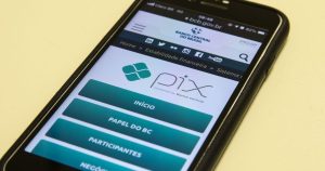 Taxa para Pix acima de R$ 5 mil? Receita Federal alerta para golpe e desmente fake news