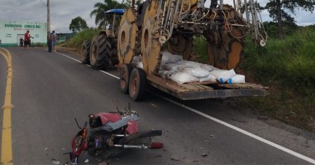 Motociclista sem capacete fica ferido após bater contra trator em SC