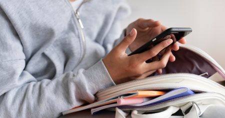 Entenda a lei para limitar o uso de celular nas escolas, sancionada pelo presidente nesta segunda-feira (13)