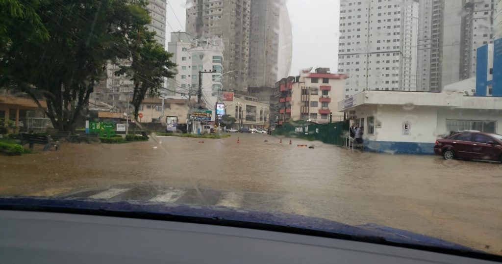 Fortes temporais causam alagamentos em Itapema e região