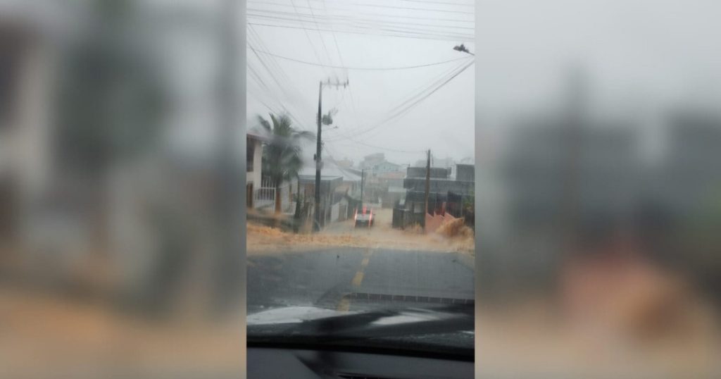 Chuva arranca asfalto da rua de acesso a Governador Celso Ramos e moradores ficam ilhados nesta quinta (16)