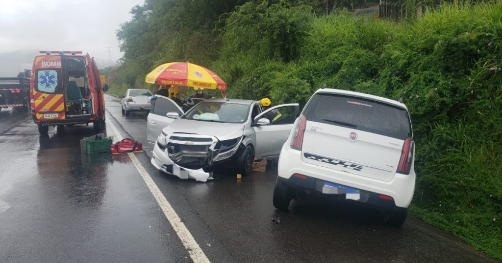 Mulher fica com dores na coluna após acidente na BR-470 em Gaspar