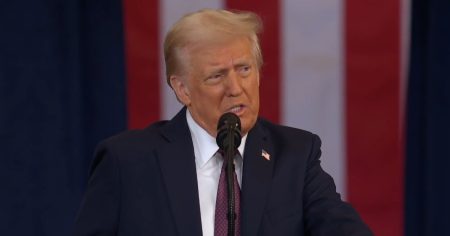 Trump discursa sobre políticas contra imigração e defende 