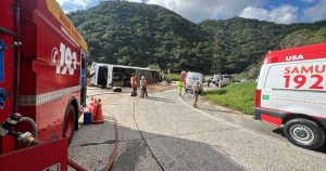 Ônibus a caminho do Beto Carrero tomba e deixa 24 feridos