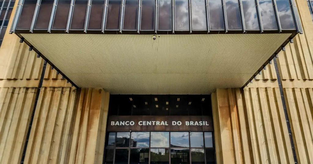 Banco Central sobe Selic para 13,25% ao ano em meio a alta do dólar