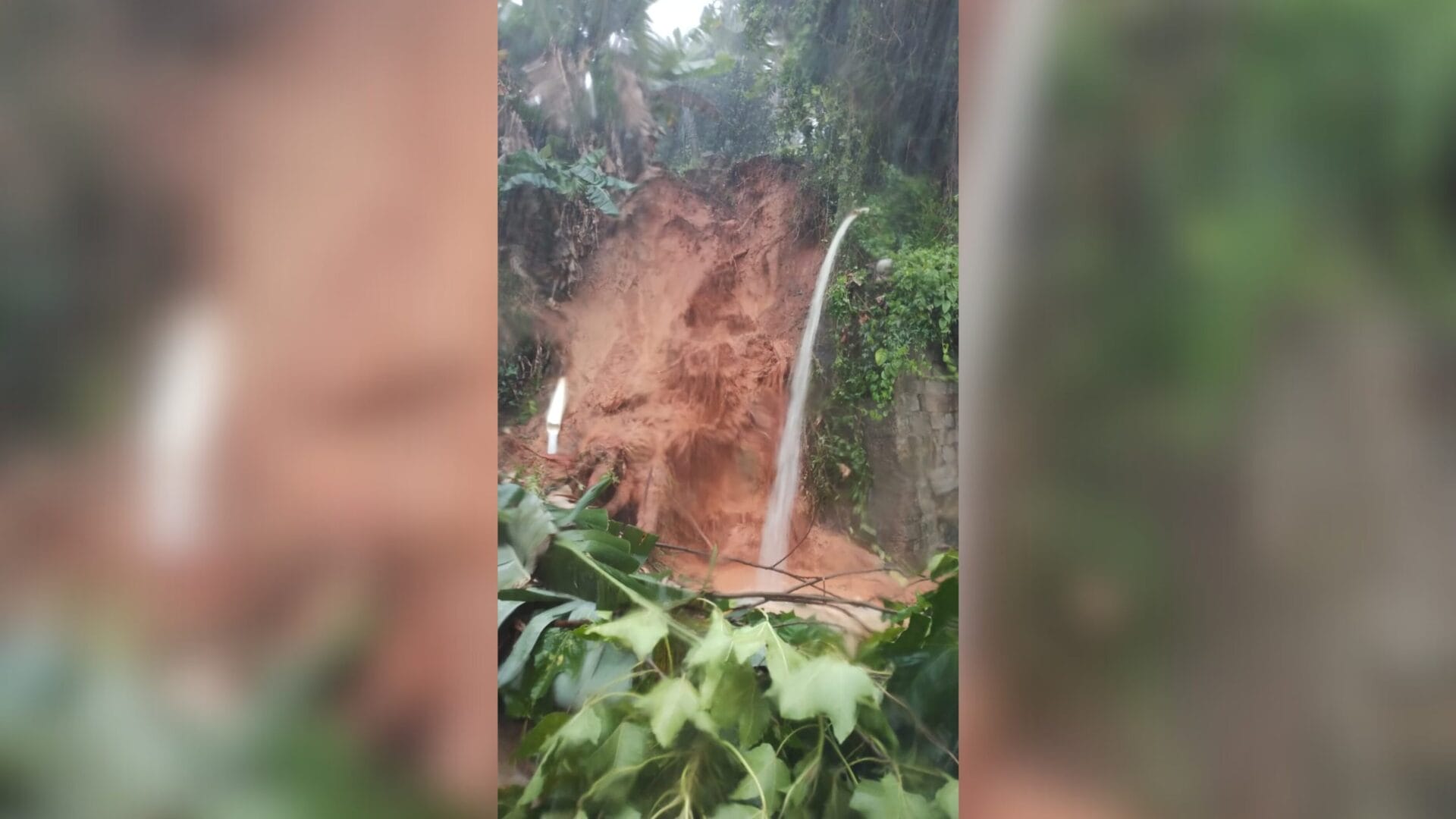 Chuva arranca asfalto da rua de acesso a Governador Celso Ramos e moradores ficam ilhados nesta quinta (16)