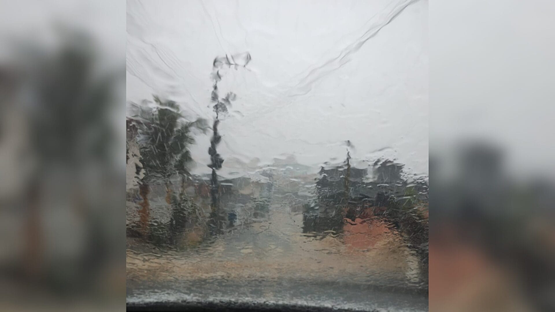 Chuva arranca asfalto da rua de acesso a Governador Celso Ramos e moradores ficam ilhados nesta quinta (16)