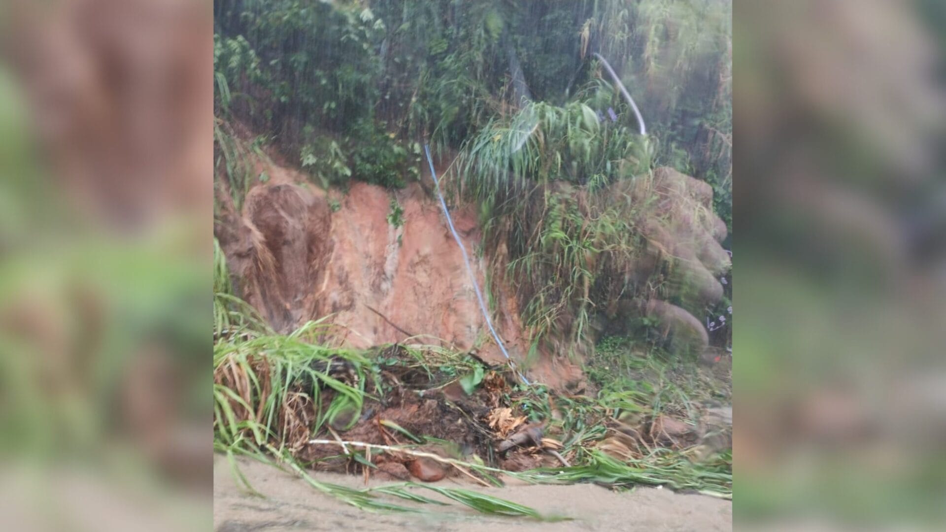 Chuva arranca asfalto da rua de acesso a Governador Celso Ramos e moradores ficam ilhados nesta quinta (16)