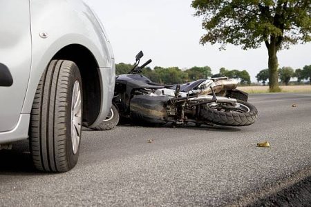 Motociclista de 19 anos fica ferido após colidir contra carro em Timbó 