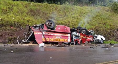 Capotamento de caminhão dos Bombeiros deixa dois militares mortos