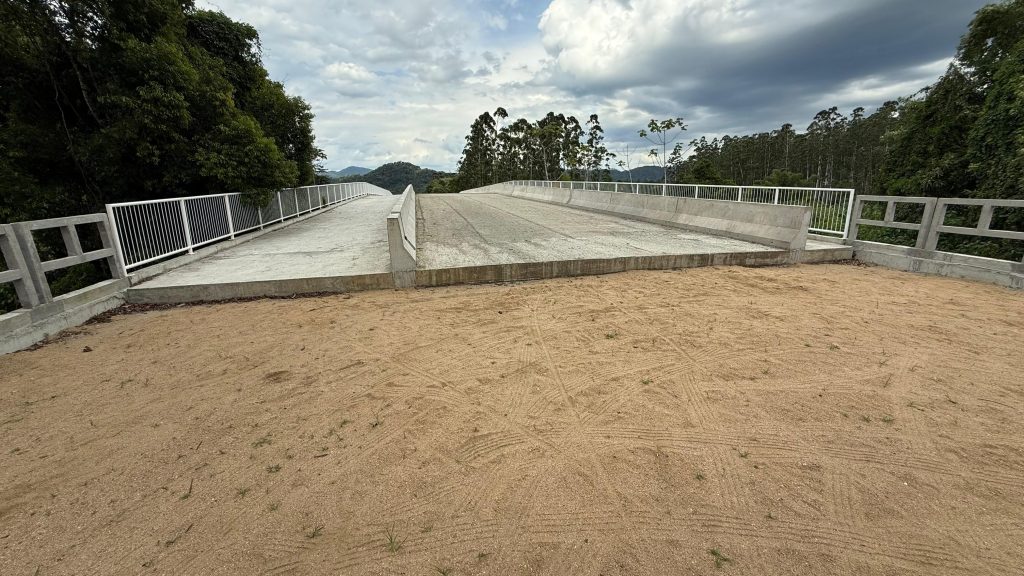 Após polêmica, ex-prefeito de Timbó remove a placa de inauguração da ponte Capitais-Nações