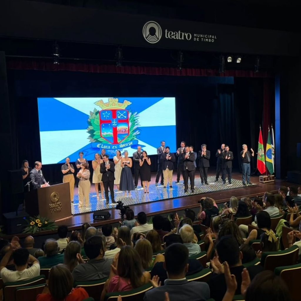 Emoção marca posse de Flávio Buzzi como prefeito de Timbó