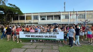 Servidores de Indaial protestam por reajuste salarial e aumento do vale-alimentação