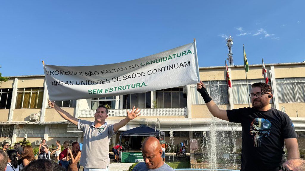 Servidores de Indaial protestam por reajuste salarial e aumento do vale-alimentação