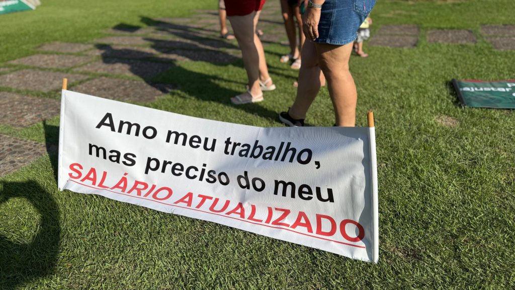 Servidores de Indaial protestam por reajuste salarial e aumento do vale-alimentação