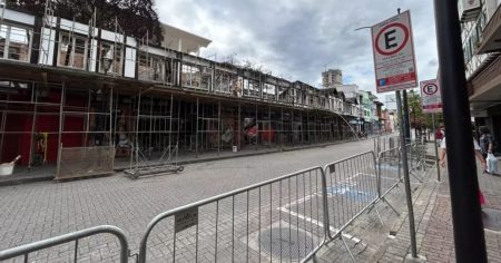 Tráfego na Rua XV de Novembro, em Blumenau, será liberado neste sábado após incêndio