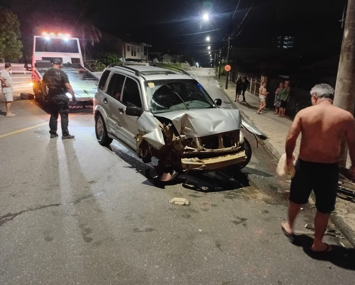 Motorista supostamente embriagado foge após colidir contra veículo estacionado e muro em Timbó